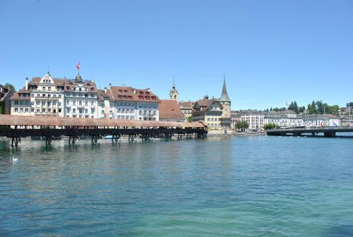 Blick auf einen Fluss mit Gebäuden und einer Brücke in der Unterkunft GFM in Zürich