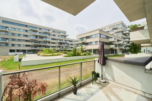 un balcone con ombrellone e alcuni edifici di BoLofts ad Anversa