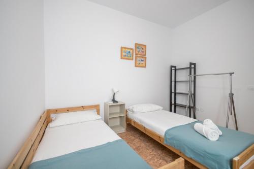 1 dormitorio con 2 camas y estante en Lovely Village 3BR Sea Views Home - Beach nearby, en Agüimes