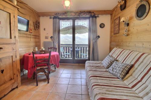 un salon avec un canapé et une table dans l'établissement Studio coin nuit style chalet, à Saint-Gervais-les-Bains