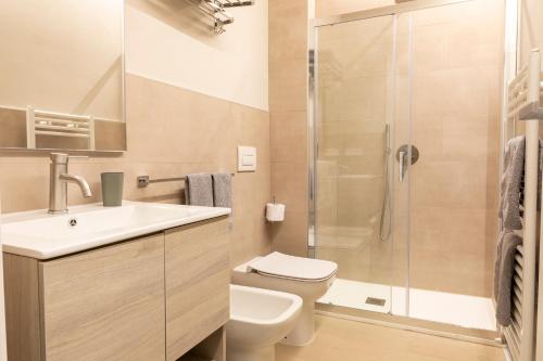 a bathroom with a toilet sink and a shower at Arò Design Suite in Asti