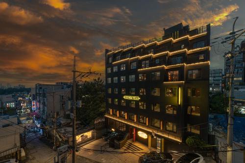 un bâtiment avec un panneau sur son côté dans l'établissement Nouvelle Hotel Seoul Itaewon, à Séoul