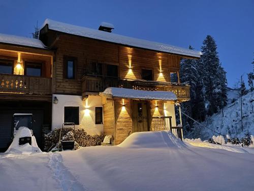 een huis met sneeuw ervoor bij Schönbacher Hof in Hopfgarten im Brixental