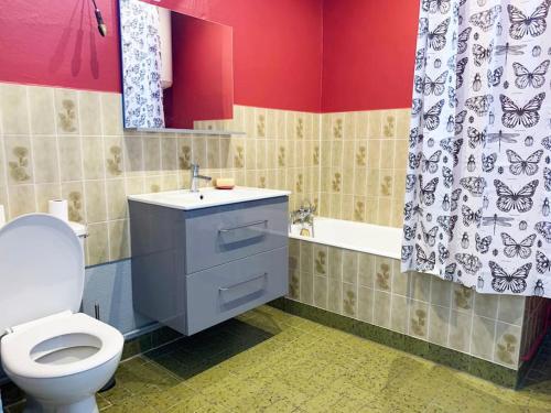 a bathroom with a toilet and a shower curtain at Gite cosy 4 pers en vallée de la Creuse in Baraize