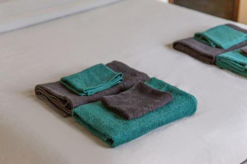 dos toallas marrones sentadas en una mesa blanca en Appartement entier au coeur de Nogent Sur Marne, en Nogent-sur-Marne
