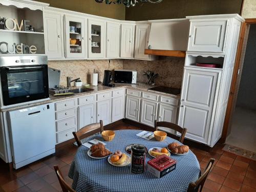 une cuisine avec une table avec de la nourriture dessus dans l'établissement L'Appartement, à Valence