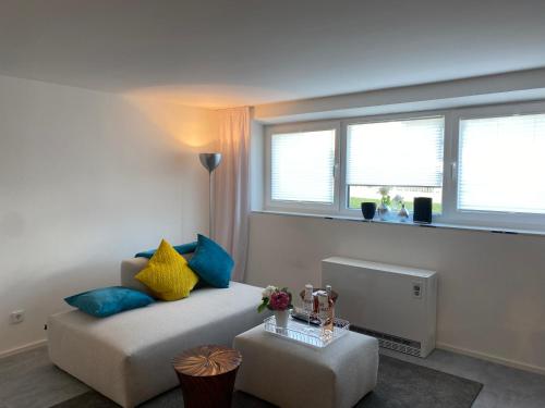 sala de estar con sofá y 2 ventanas en SIR WALTER Work & Stay, HOMEOFFICE, W-LAN en Neuss