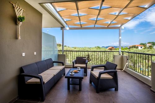 patio con sofá y sillas en el balcón en Mythos Bungalows, en Potos
