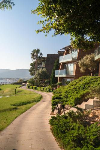 a path leading up to a building with a building at Kuum Hotel & Spa in Golturkbuku