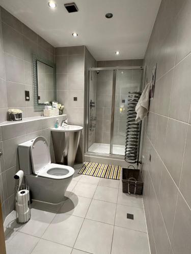 Fantastic and modern city centre flat with FREE parking! photo 4