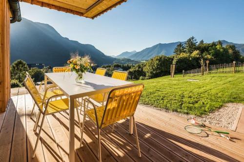 een tafel en stoelen op een terras met uitzicht bij Feldhasen in Bad Ischl
