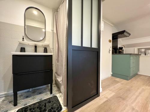 baño con puerta negra y espejo en Studio Prés Riants en Aix-les-Bains