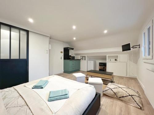 1 dormitorio con 1 cama grande y cocina en Studio Prés Riants en Aix-les-Bains