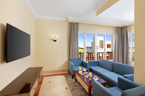 TV a/nebo společenská místnost v ubytování Pickalbatros Royal Grand Sharm - Adults Friendly 16 Years Plus