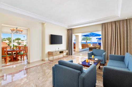 TV a/nebo společenská místnost v ubytování Pickalbatros Royal Grand Sharm - Adults Friendly 16 Years Plus