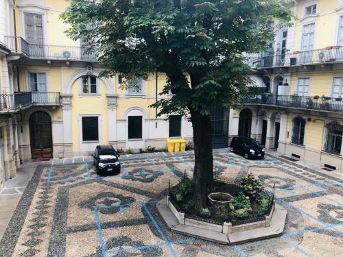 トリノにあるResidenza Vittorioの建物前の中庭の木