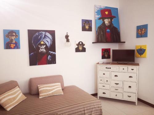 sypialnia z łóżkiem i zdjęciami na ścianie w obiekcie Residenza Esse w mieście Angera
