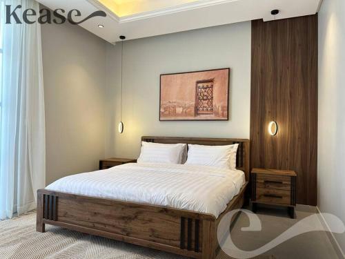 um quarto com uma cama grande e uma estrutura em madeira em Kease Hittin N-5 Lusso Hejaz AX10 em Riyadh