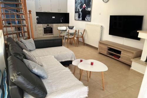 a living room with a couch and a tv at Panoramico View in Karianí