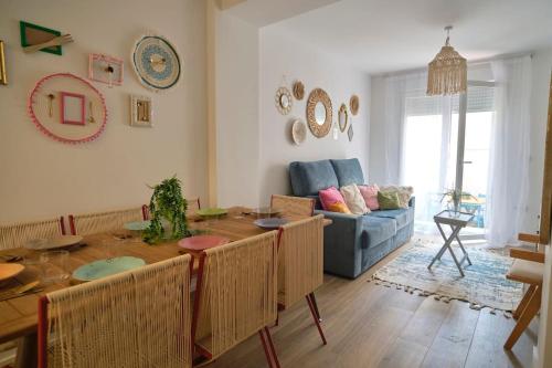 sala de estar con mesa y sofá en Vivienda Oasis Feria, en Albacete