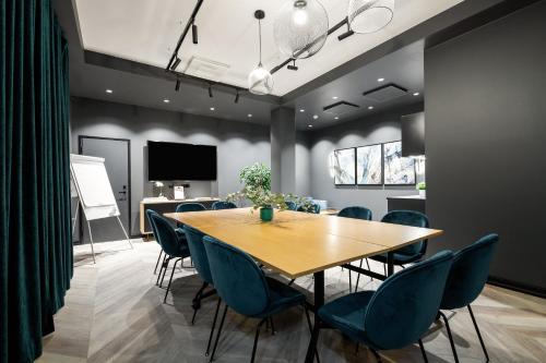 Televisyen dan/atau pusat hiburan di Tempus Te Premium Duo Lofts Tartu - private cinema, gym and terrace