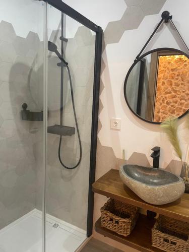 uma casa de banho com um lavatório e um chuveiro em El Refugio em Zahara de la Sierra