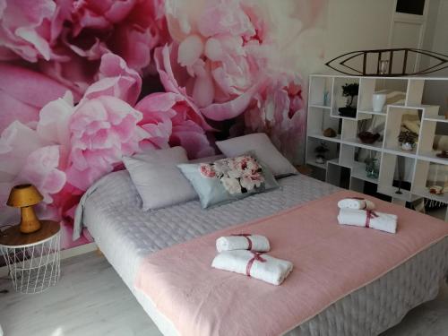 Cette chambre comprend un lit avec un mur rose. dans l'établissement Gîte et Chambre d'hôte Entre Tilleul et Agrumes, à Vinassan