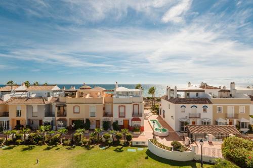Holiday Home next to the beach, with private terrace, BBQ and incredible sea-view solarium