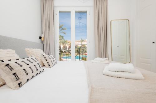 Posteľ alebo postele v izbe v ubytovaní Holiday House next to the beach in Las Dunas, Bahía de Marbella