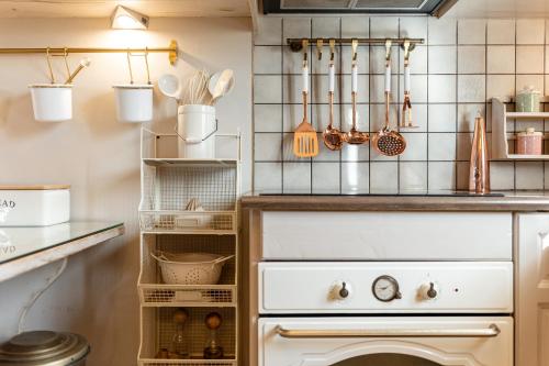 a kitchen with a stove and some utensils at Black Velvet in Agkidia