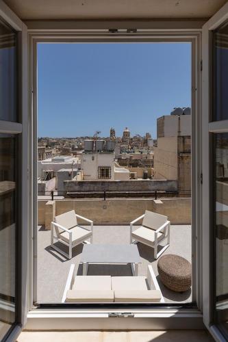 セングレアにあるThe Glen Residencesの窓からパティオの景色を望めます。