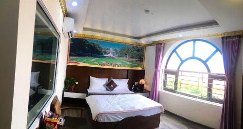 um pequeno quarto com uma cama e uma janela em HOÀNG GIA HOTEL 2 - 202/16 Đường Cổ Linh - by Bay Luxury em Hanói