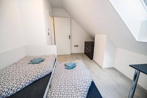 Habitación blanca con 2 camas y mesa en Holiday Home Aleks, en Lendava