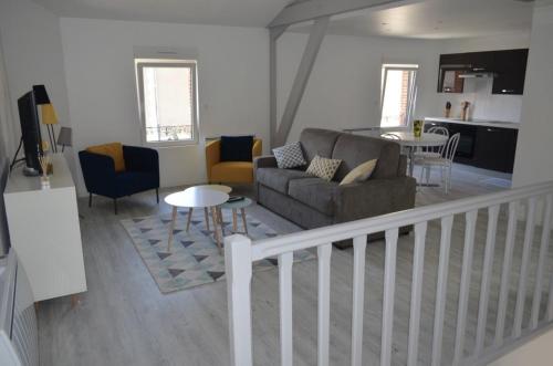 un salon avec un canapé et une table dans l'établissement Gite Saint Martin, à Pargny-lès-Reims