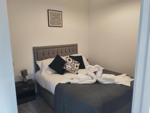 a bedroom with a bed with towels on it at Large 2 Bedroom Apartment - Central Peterborough in Peterborough