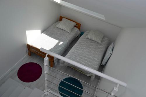an overhead view of two beds in a room at Gite Saint Martin in Pargny-lès-Reims