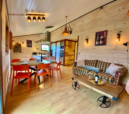 a living room with a couch and a table at Au Chalet du Lac in Bullange