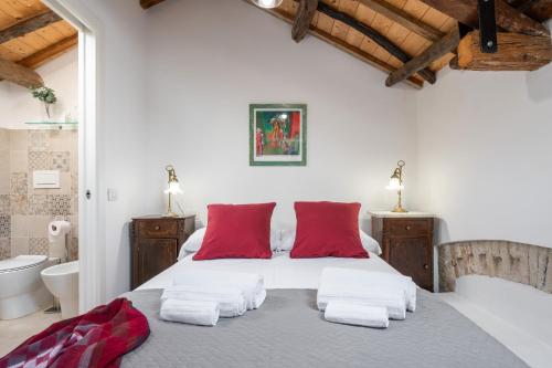 1 dormitorio con 1 cama grande con almohadas rojas en A Casa di Gianna, en Cagliari