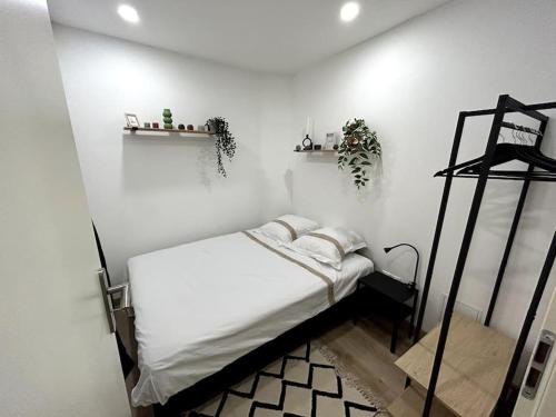 Photo de la galerie de l'établissement Le patio du Lavoir idéal ViaRhôna, à Lagnieu