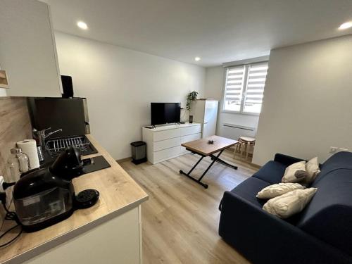 Photo de la galerie de l'établissement Le patio du Lavoir idéal ViaRhôna, à Lagnieu