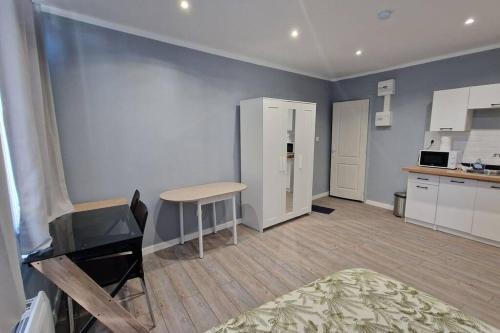 un salon avec une table et une cuisine dans l'établissement Appartement Hypercentre 203 + WIFI +INDEPENDANT+TOILETTE CUISINE SALLE DE BAIN PRIVATIVE, à Valenciennes