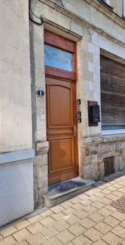 une porte en bois sur le côté d'un bâtiment dans l'établissement Appartement Hypercentre 203 + WIFI +INDEPENDANT+TOILETTE CUISINE SALLE DE BAIN PRIVATIVE, à Valenciennes