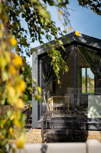 eine Hütte mit einem Tisch und Stühlen auf einer Terrasse in der Unterkunft Charmante la petite maison in Potsdam