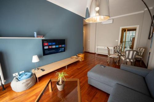una sala de estar con un sofá y una mesa en A Casa di Patty - Inalpi Arena & Olimpico, en Turín