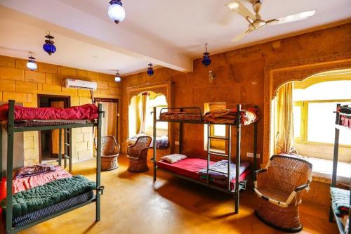 Postel nebo postele na pokoji v ubytování Mariyan Safari Jaisalmer