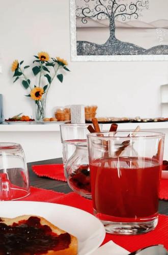 un tavolo con un piatto di cibo e una bevanda di ARZERIA a Cavallino di Lecce