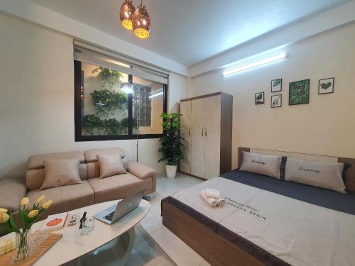 sala de estar con sofá y mesa en Natudo Apartment 59 Phạm Văn Đồng, Hà Nội, en Hanói