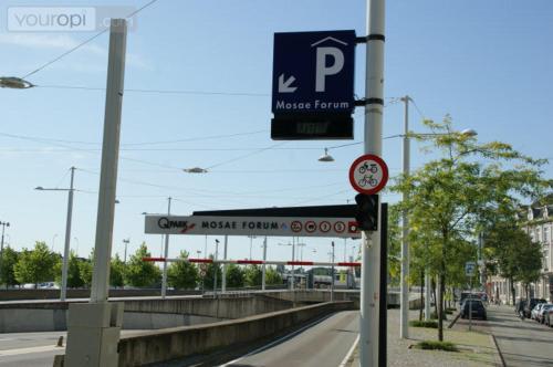 a street sign on a pole next to a road at Hotel de la Bourse in Maastricht