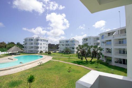 uma vista aérea de um complexo de apartamentos com uma piscina em Kijani Suites em Malindi