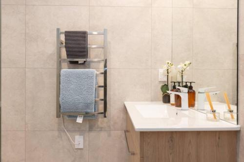ein Badezimmer mit einem Waschbecken und einem Handtuchhalter in der Unterkunft Inner City Luxury With Free Parking in Christchurch